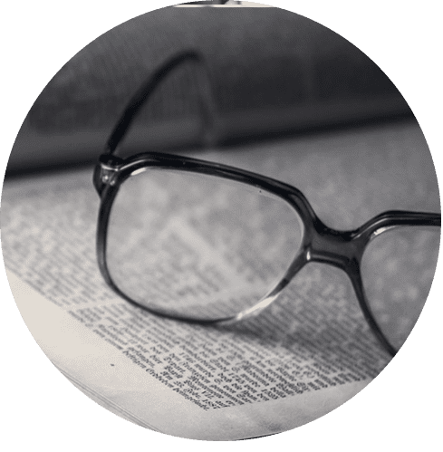 lunette posé sur un livre